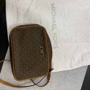 MICHAEL KORS
Jet Set Travel Logo Crossbody Bag